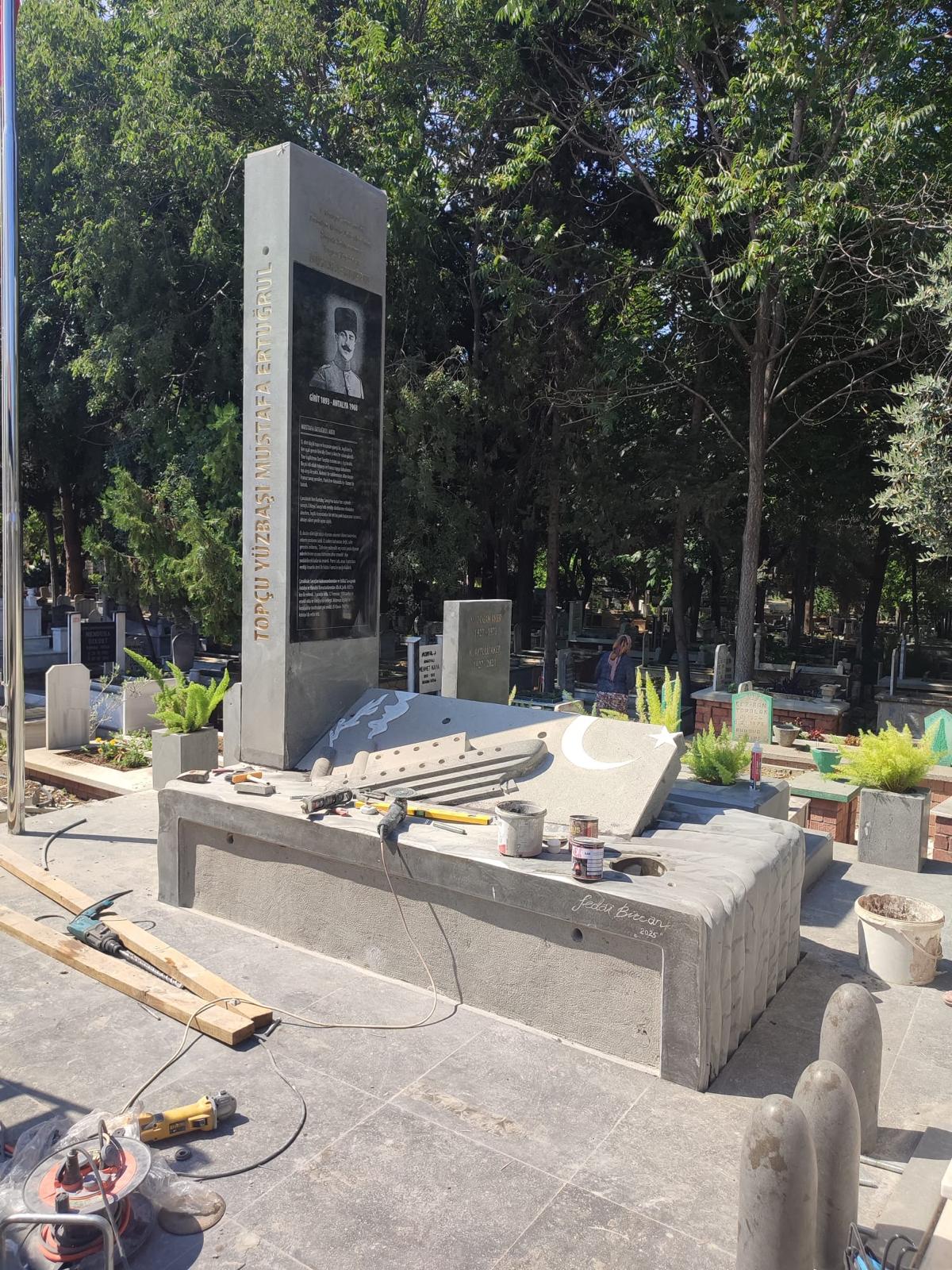 Milli Mücadele Kahramanı Mustafa Ertuğrul Aker Anıt Mezarı