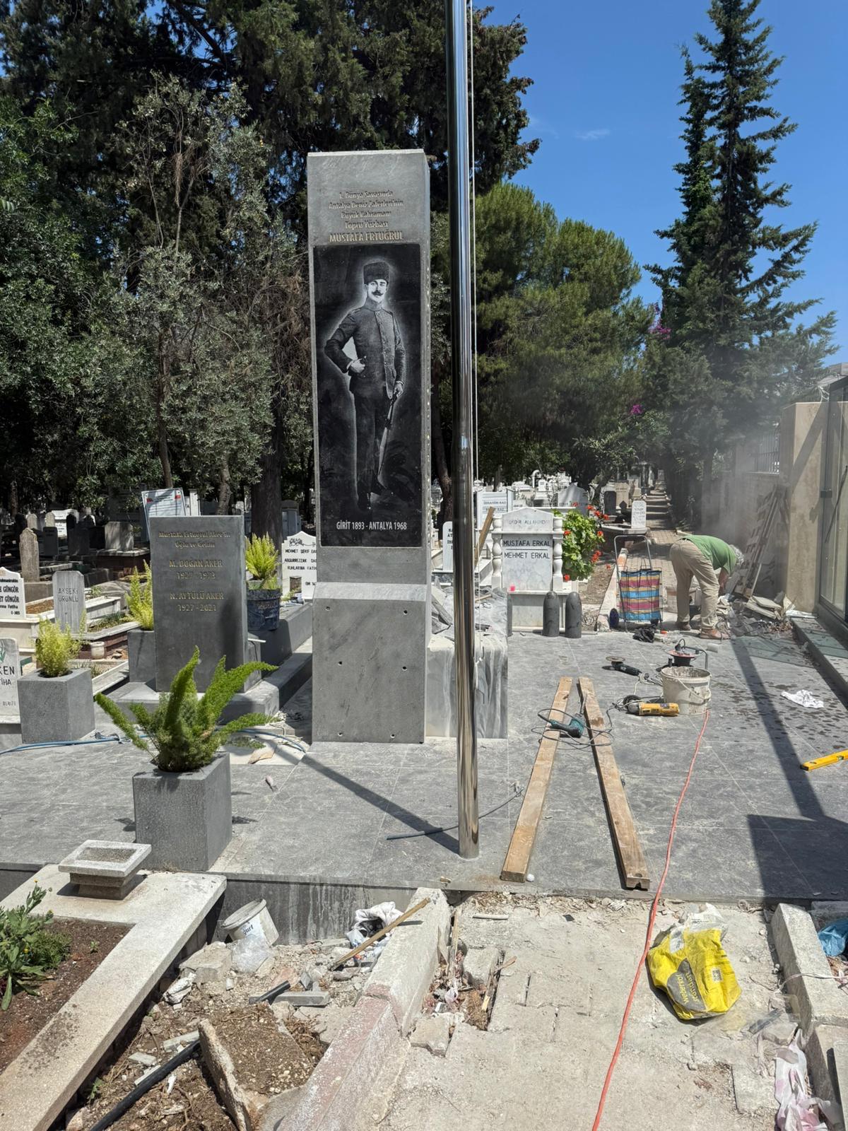 Milli Mücadele Kahramanı Mustafa Ertuğrul Aker Anıt Mezarı